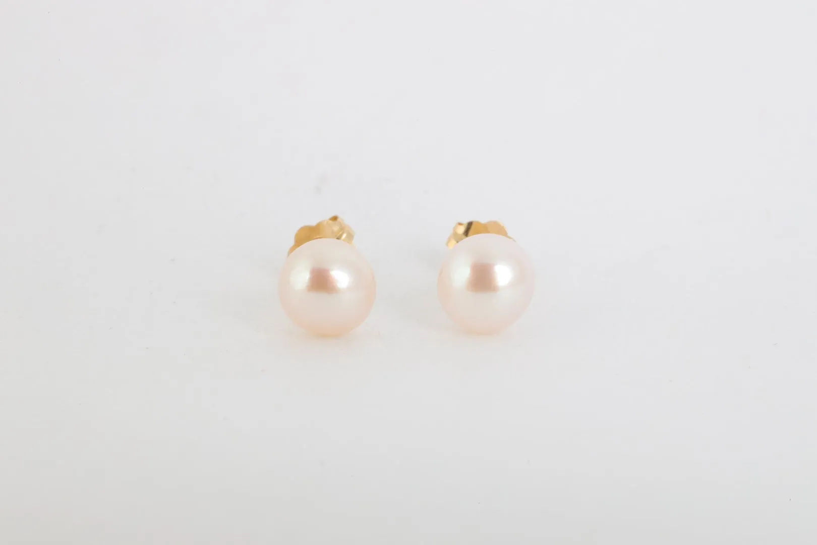 10k Yellow Gold Pearl Stud Earrings (0.69g.)