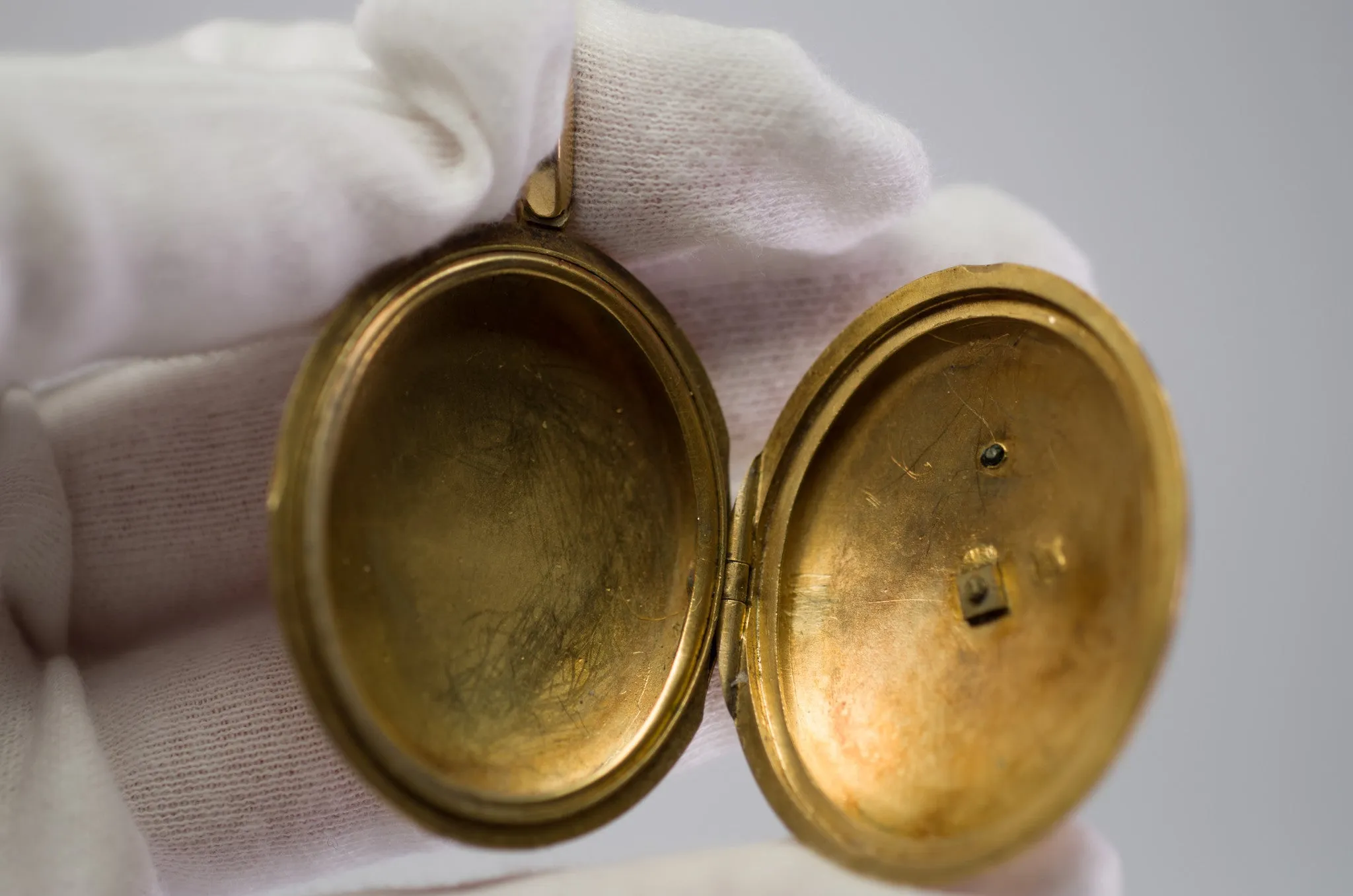 ANTIQUE 15CT GOLD LOCKET WITH OLD MINE AND ROSE CUT DIAMONDS