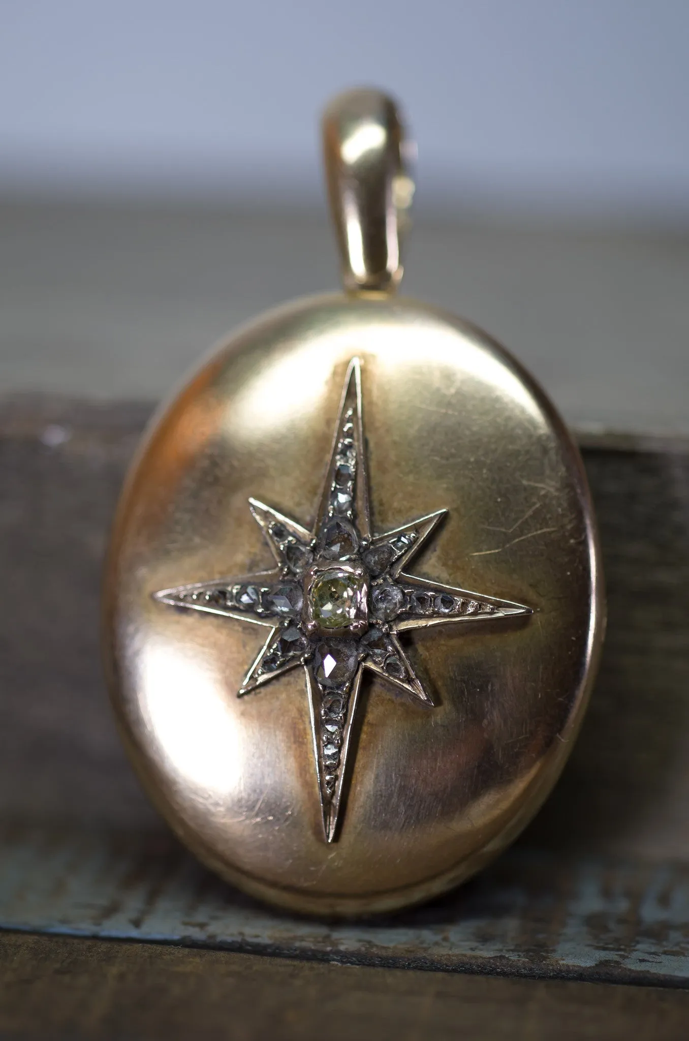 ANTIQUE 15CT GOLD LOCKET WITH OLD MINE AND ROSE CUT DIAMONDS