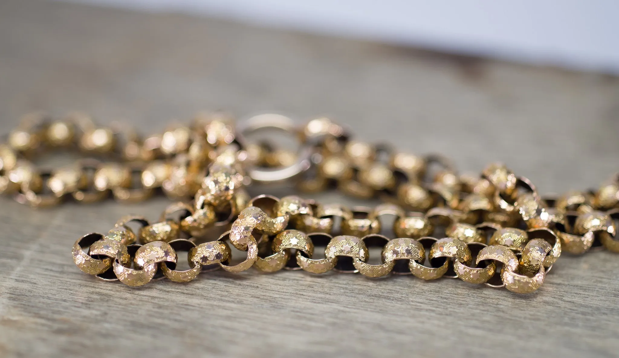 ANTIQUE SOLID GOLD BELCHER STYLE NECKLACE WITH ENGRAVED STAR MOTIFS