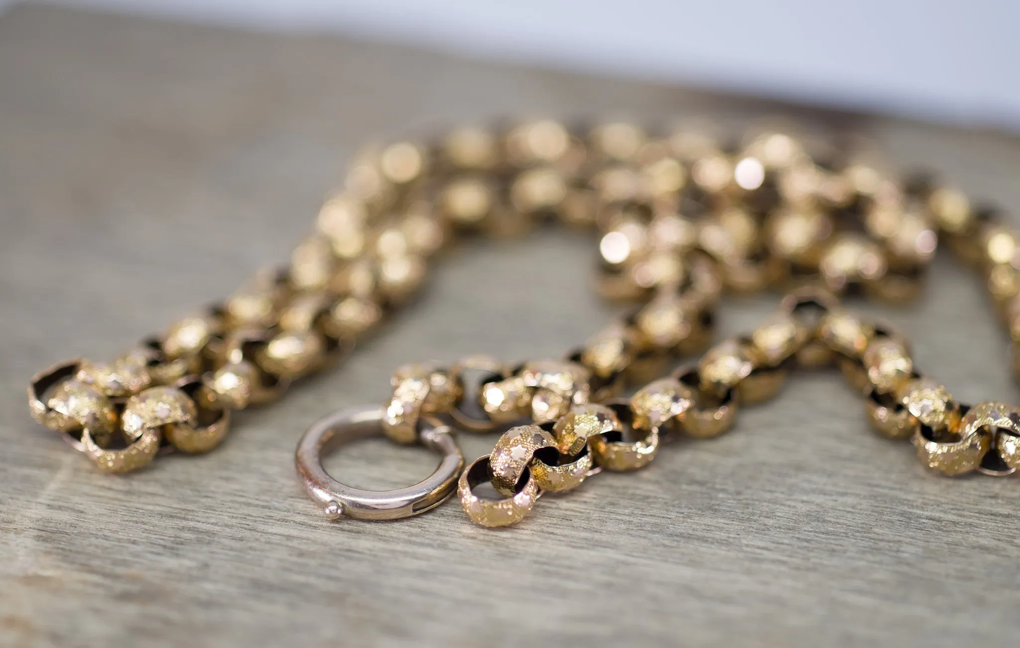 ANTIQUE SOLID GOLD BELCHER STYLE NECKLACE WITH ENGRAVED STAR MOTIFS