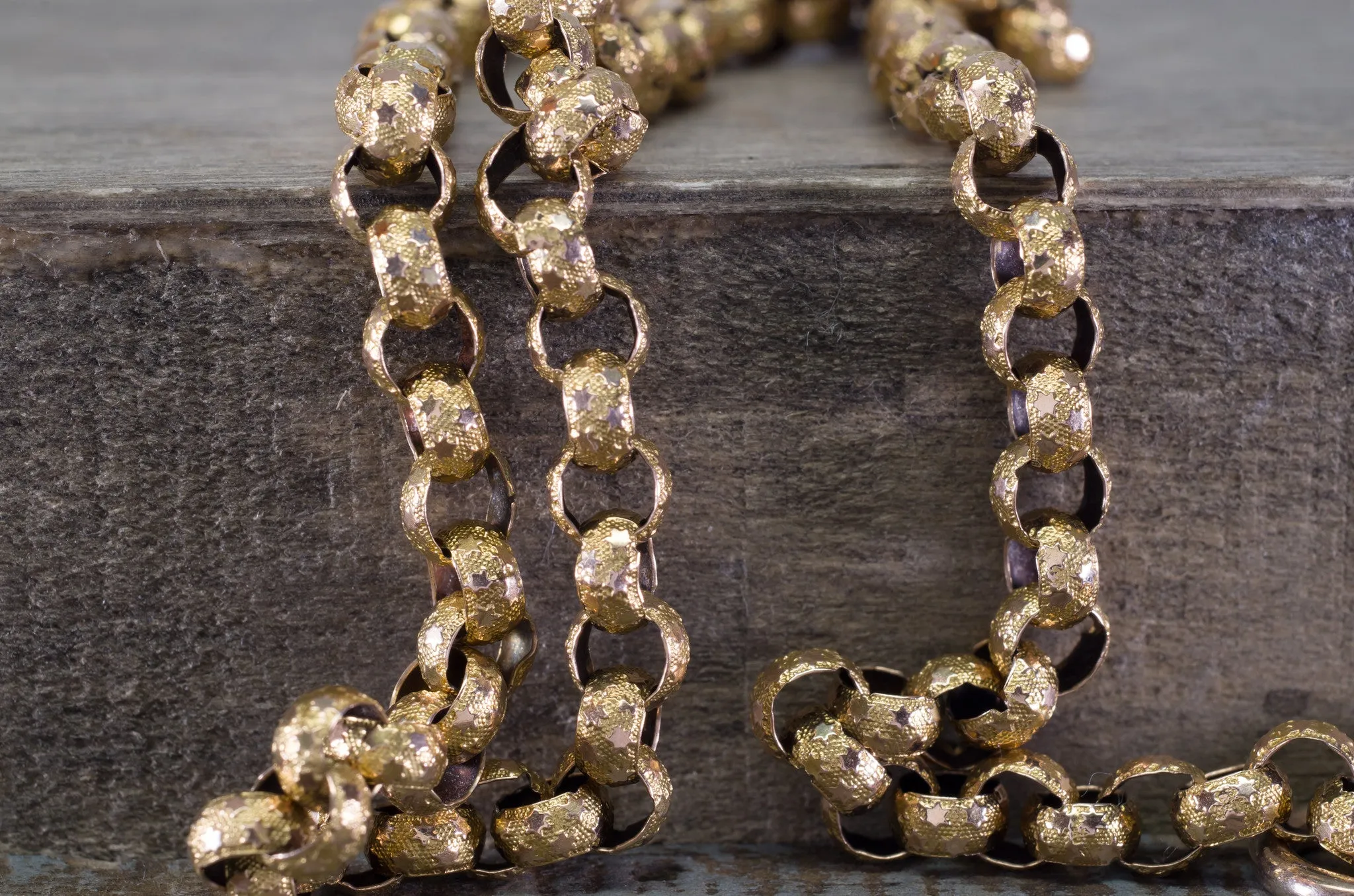 ANTIQUE SOLID GOLD BELCHER STYLE NECKLACE WITH ENGRAVED STAR MOTIFS