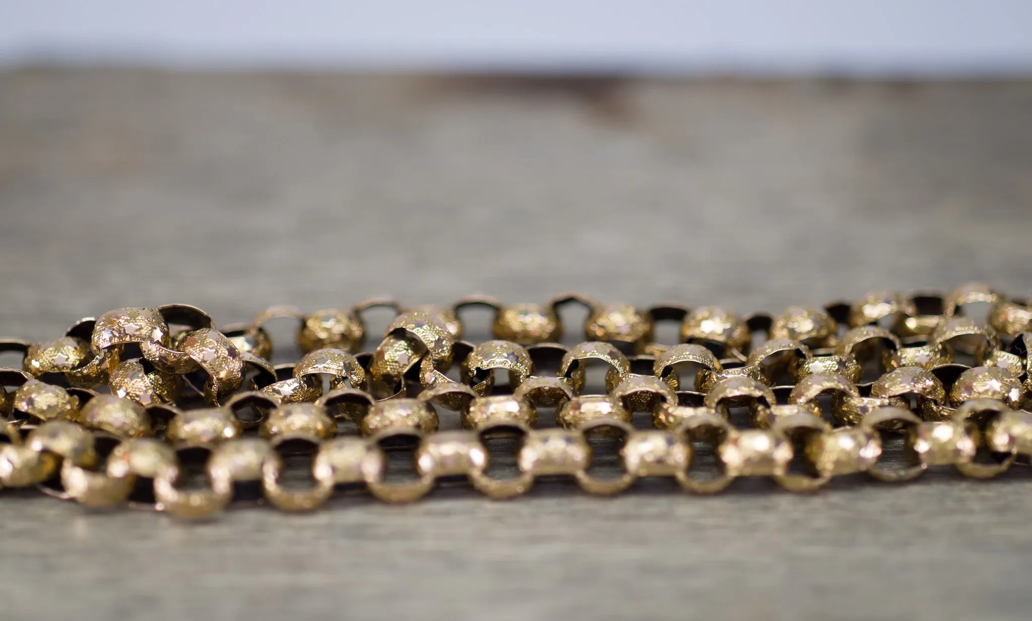 ANTIQUE SOLID GOLD BELCHER STYLE NECKLACE WITH ENGRAVED STAR MOTIFS
