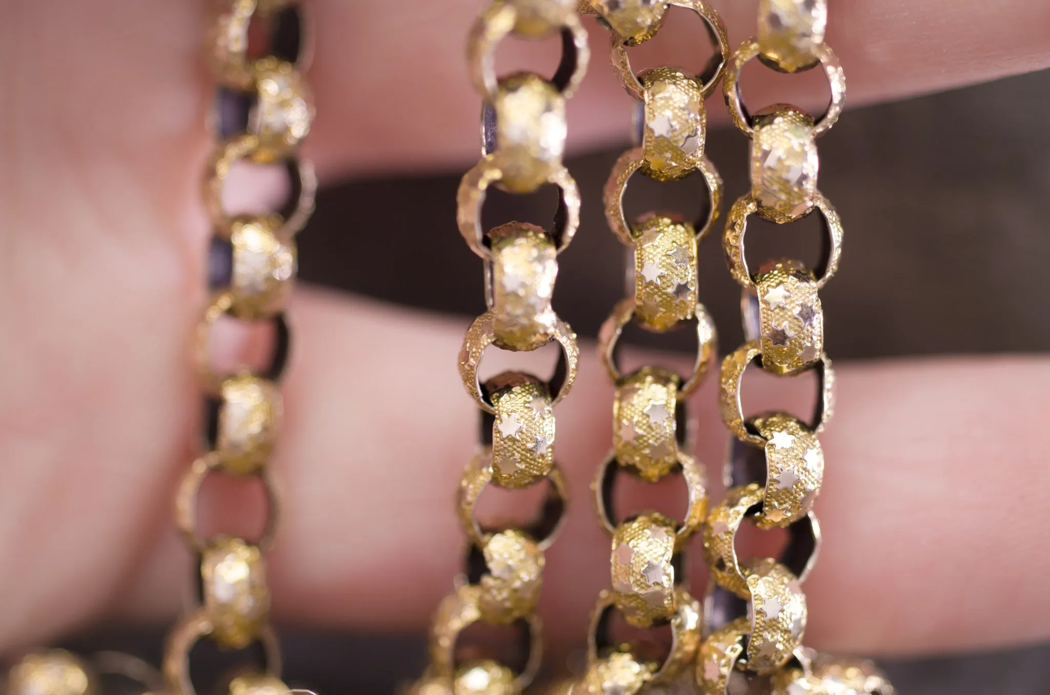 ANTIQUE SOLID GOLD BELCHER STYLE NECKLACE WITH ENGRAVED STAR MOTIFS