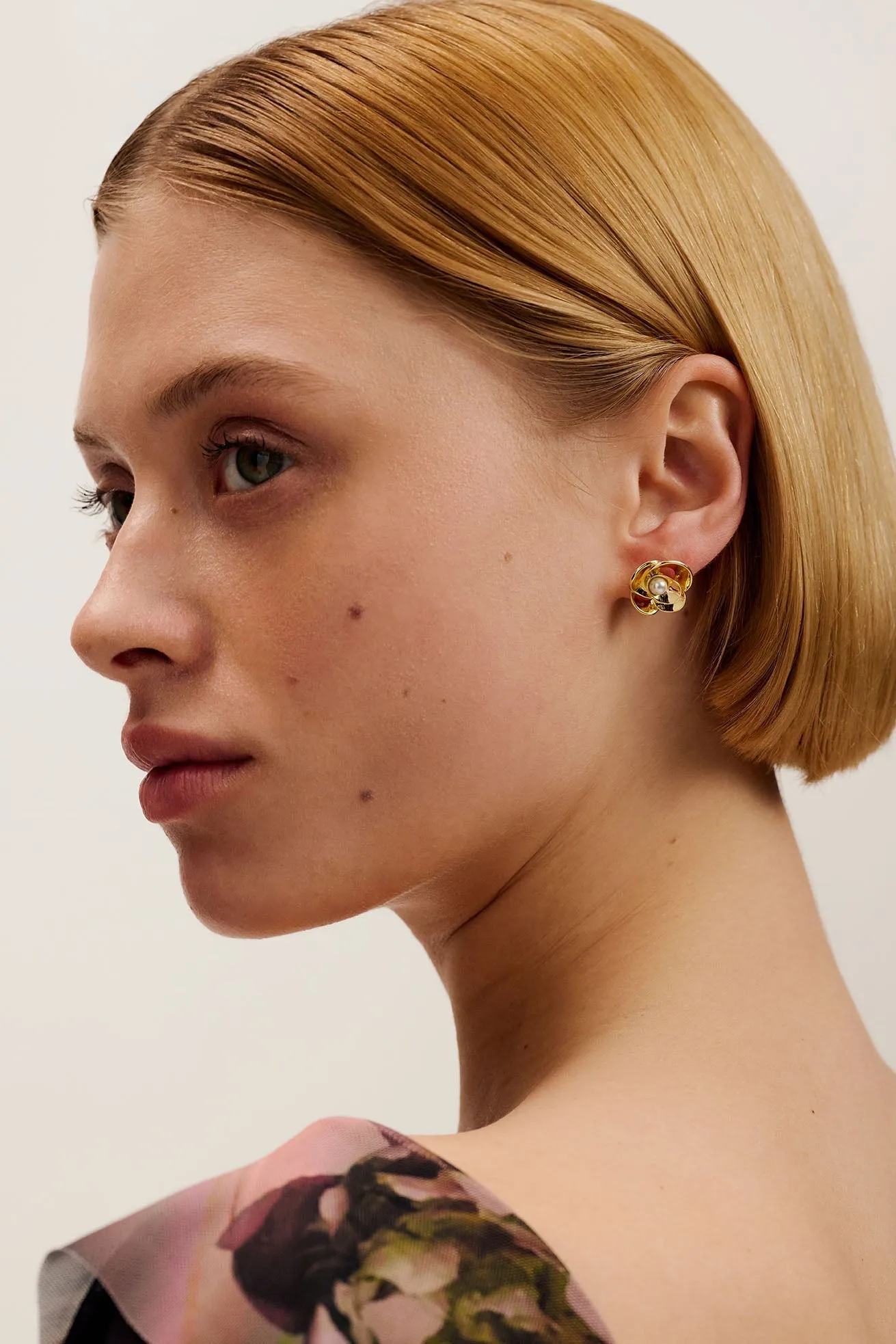 Flores Pearl Flower Statement Stud Earrings Pearl-Gold