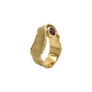 Hooded band peek a boo ring set with ruby