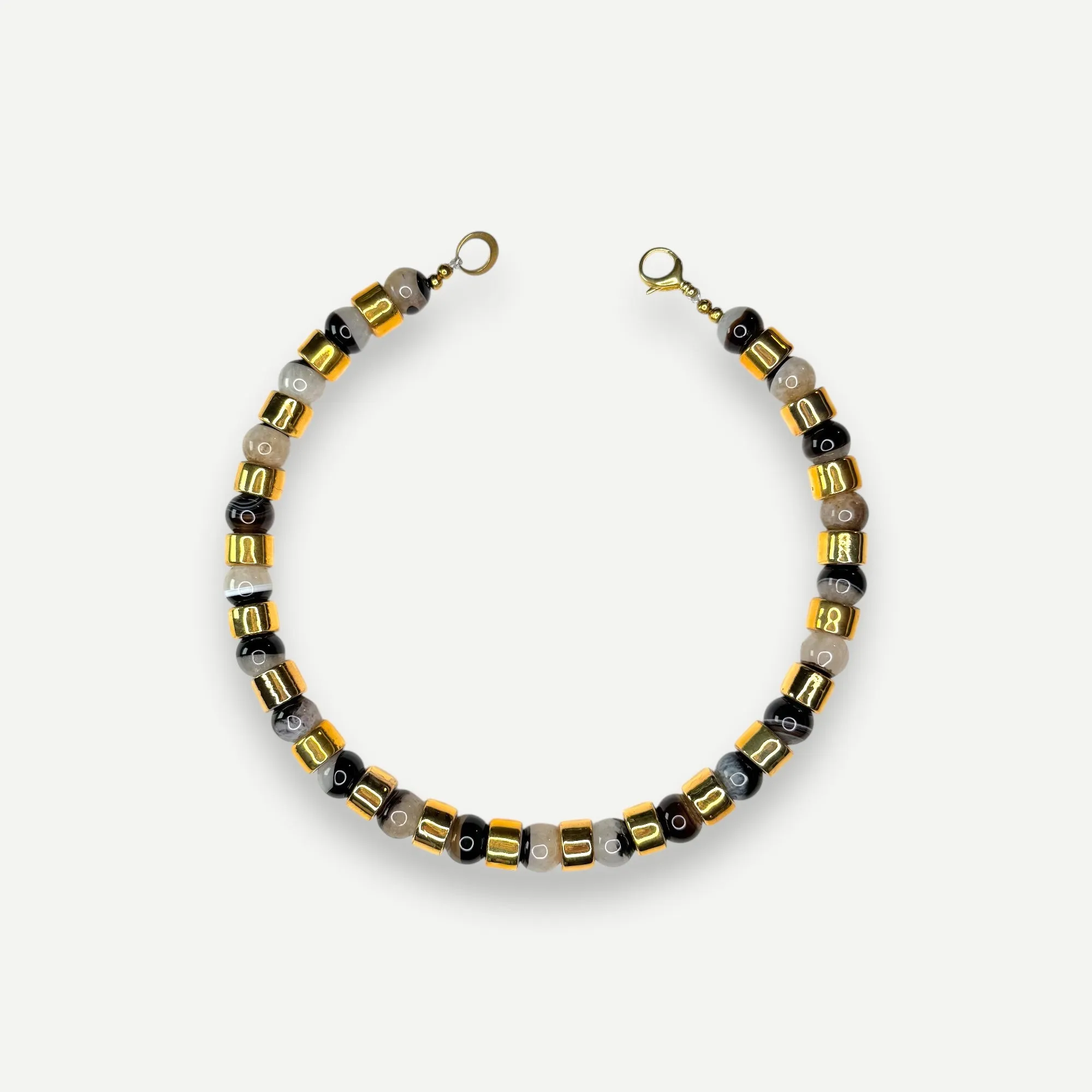 KARAT & AGATE SUNDRY.  BEAD ONE.