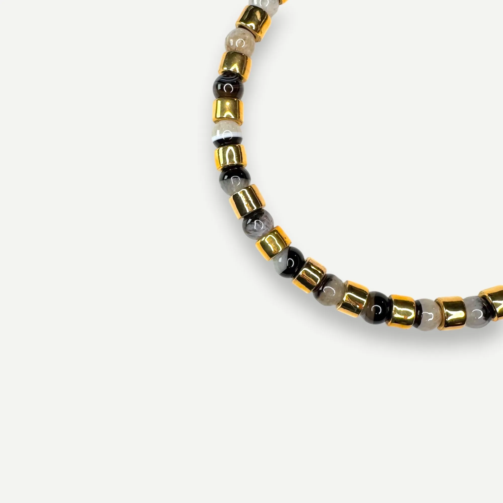 KARAT & AGATE SUNDRY.  BEAD ONE.