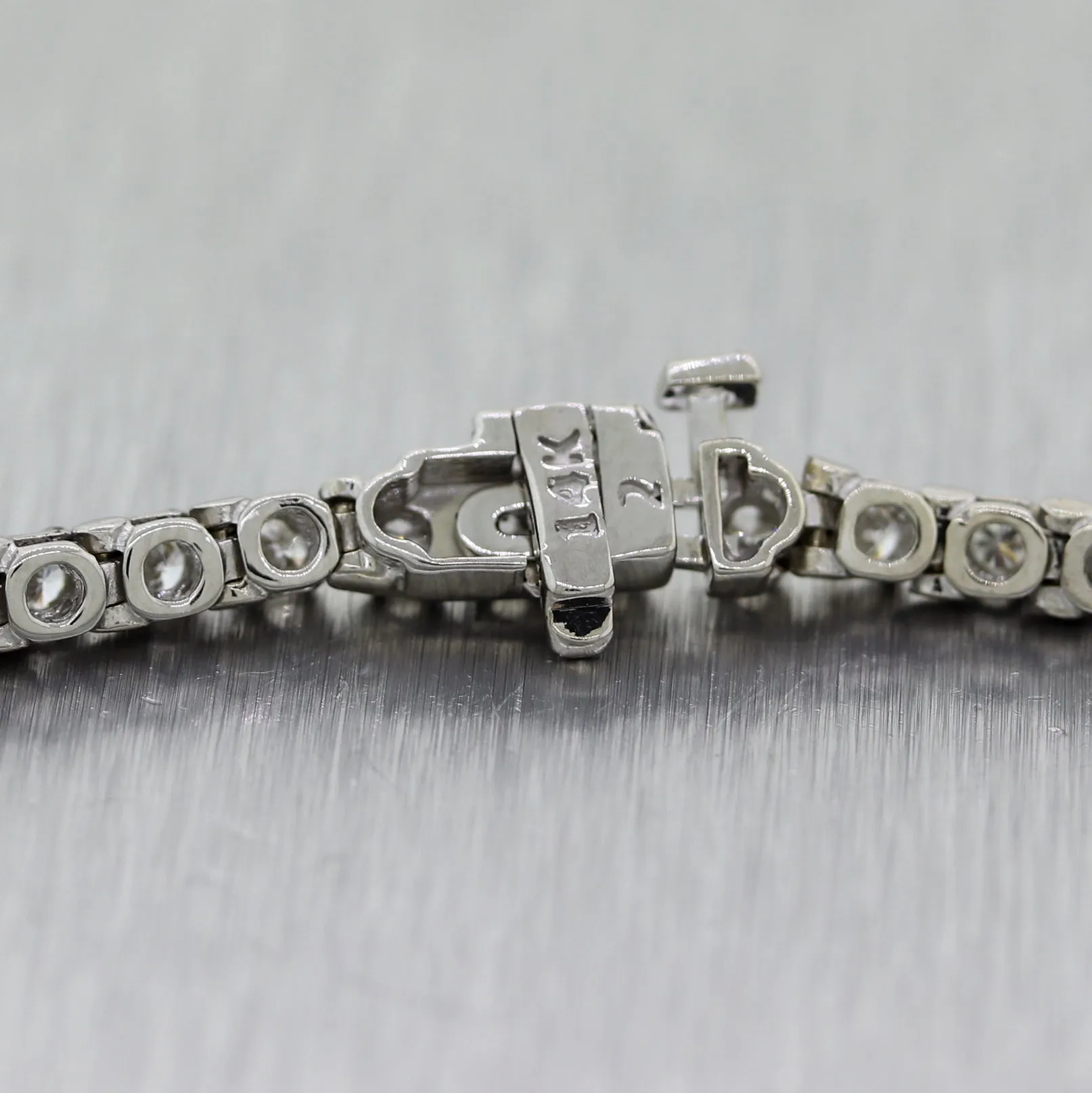 Modern 14k White Gold 2ctw Diamond Tennis Bracelet