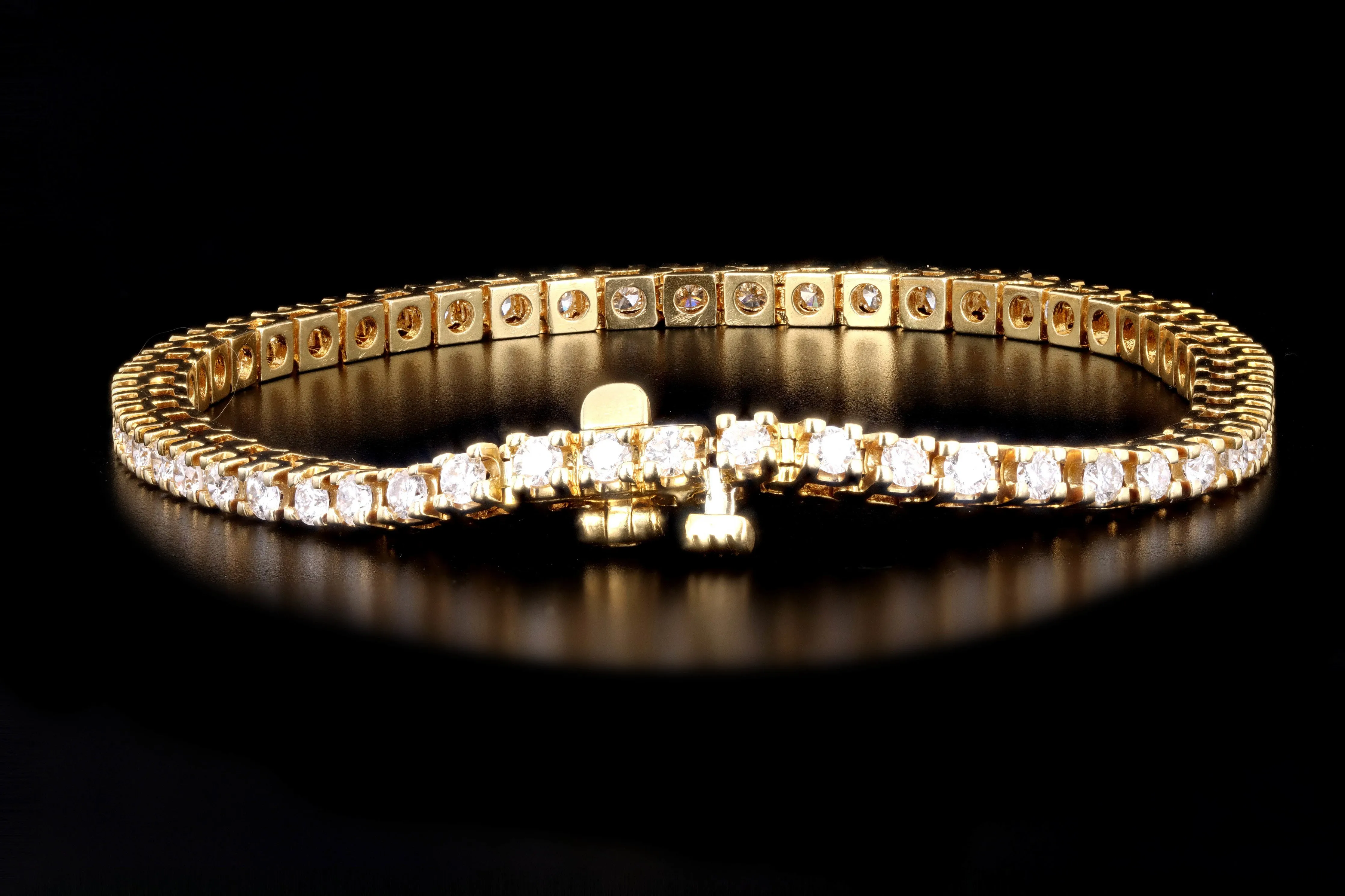 Modern 18K Yellow Gold 2.75 Carat Round Brilliant Cut Diamond Tennis Bracelet