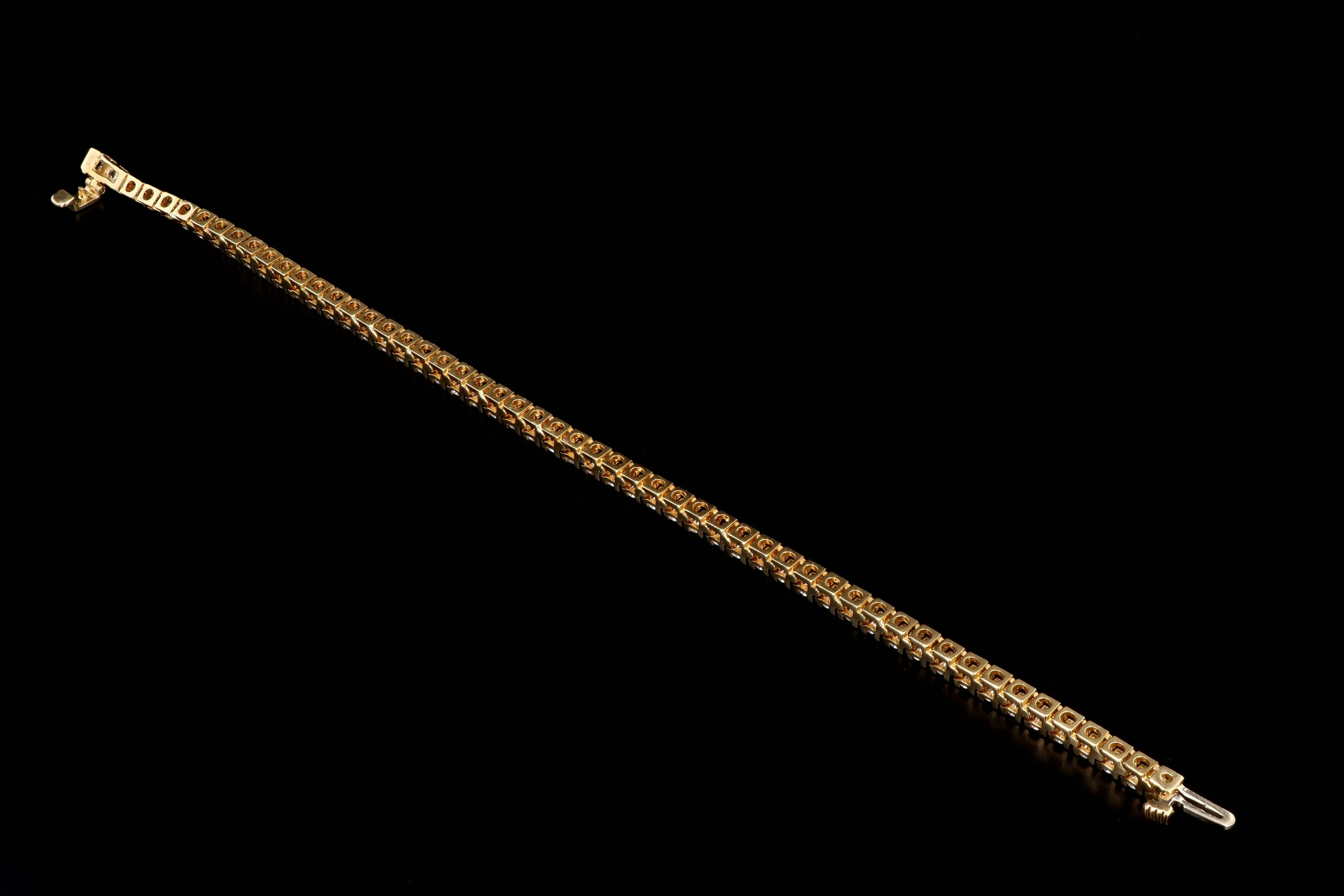 Modern 18K Yellow Gold 2.75 Carat Round Brilliant Cut Diamond Tennis Bracelet