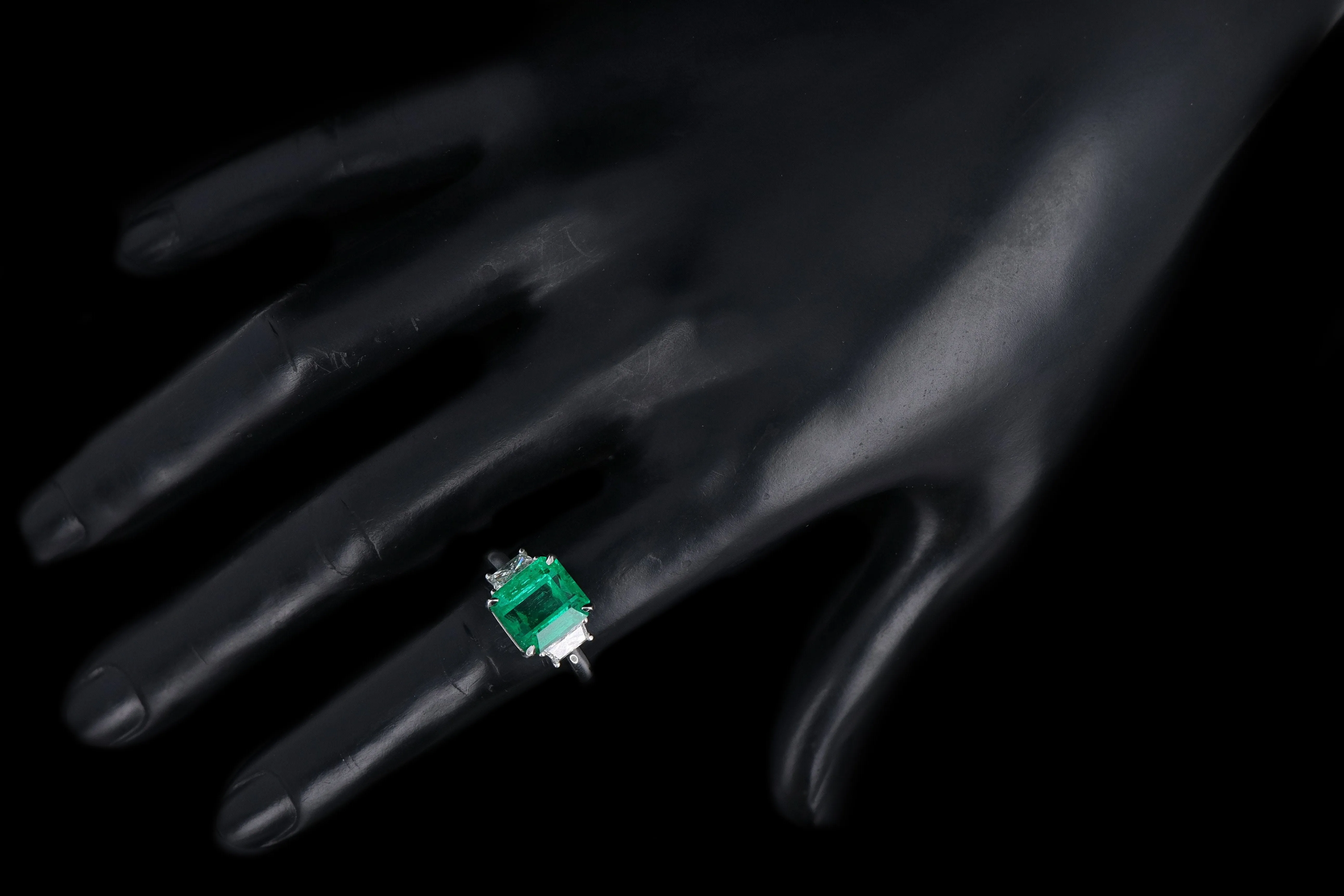 Modern Platinum 4.26 Carat Natural Colombian Emerald & Diamond Ring AGL Certified