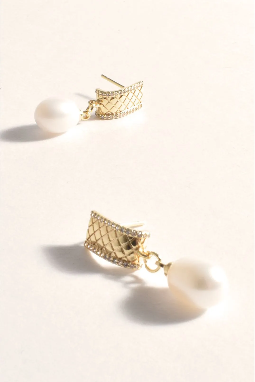 Pattern Front Pearl Drop Gold