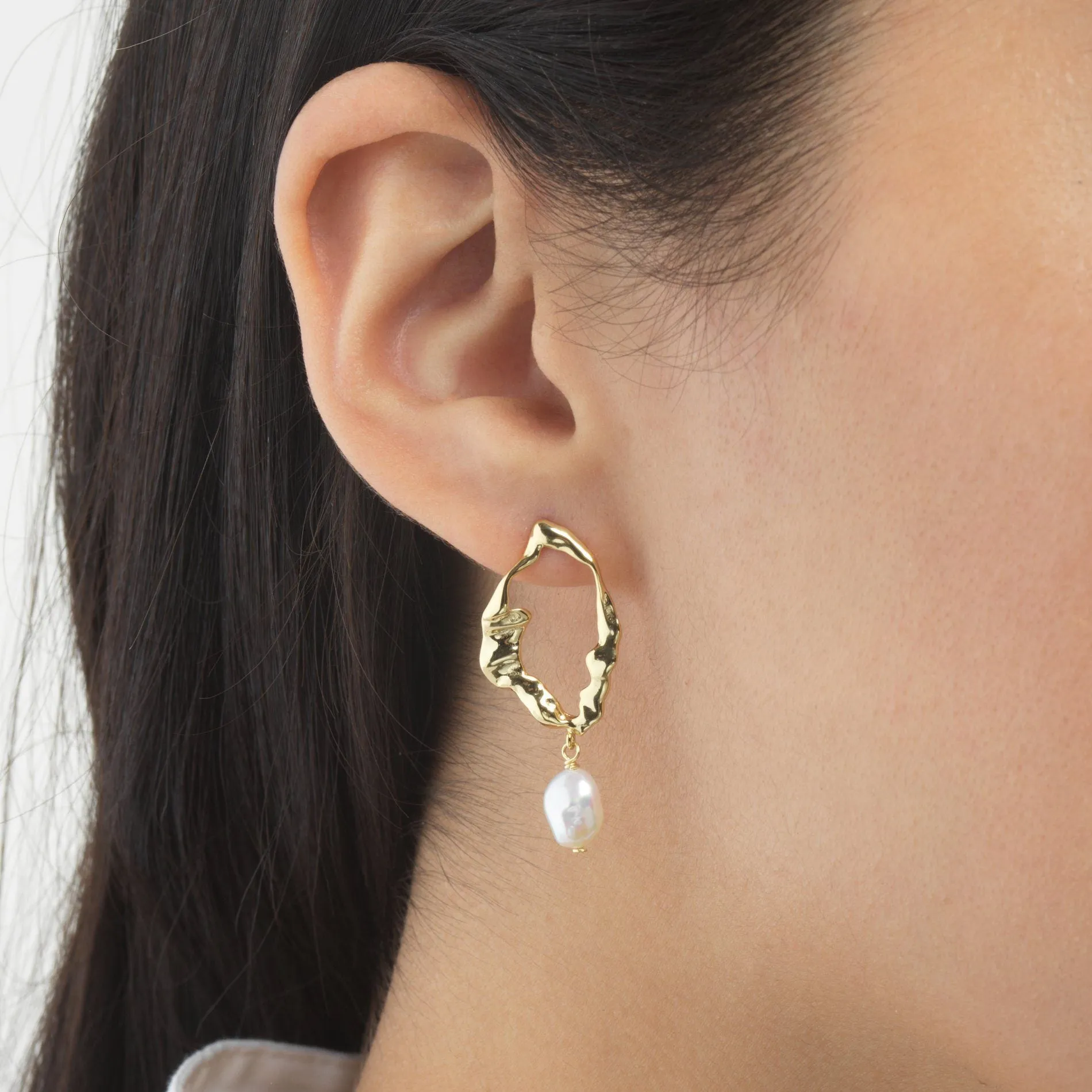 Pearl Wavy Stud Earring