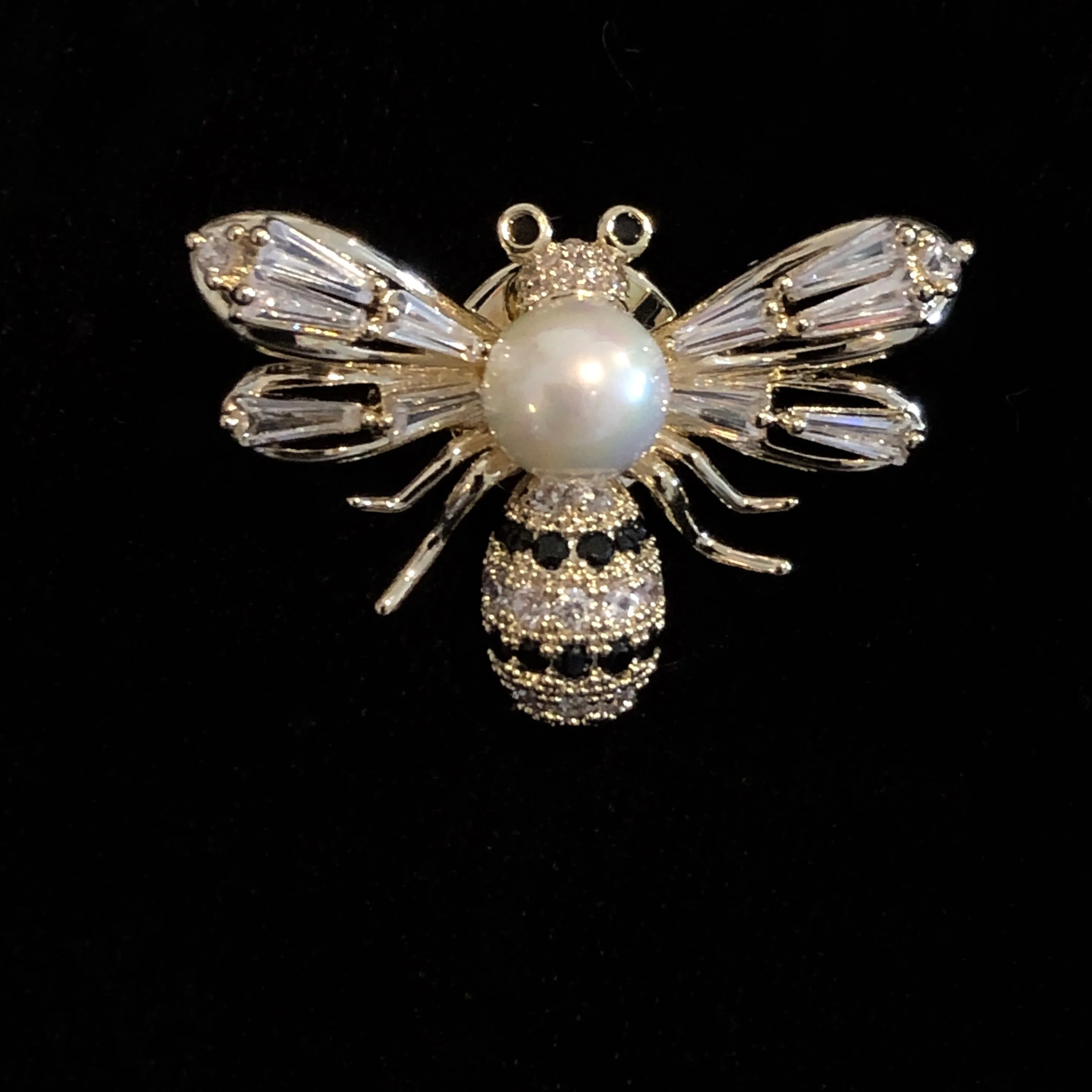 TINY BEE WITH PEARL BROOCH