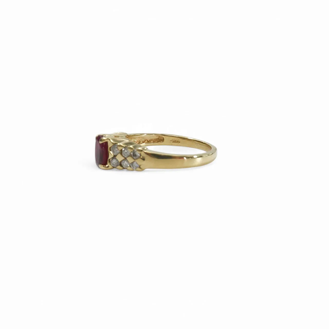 YELLOW GOLD LADY'S RING WITH NATURAL RUBY AND DIAMONDS.