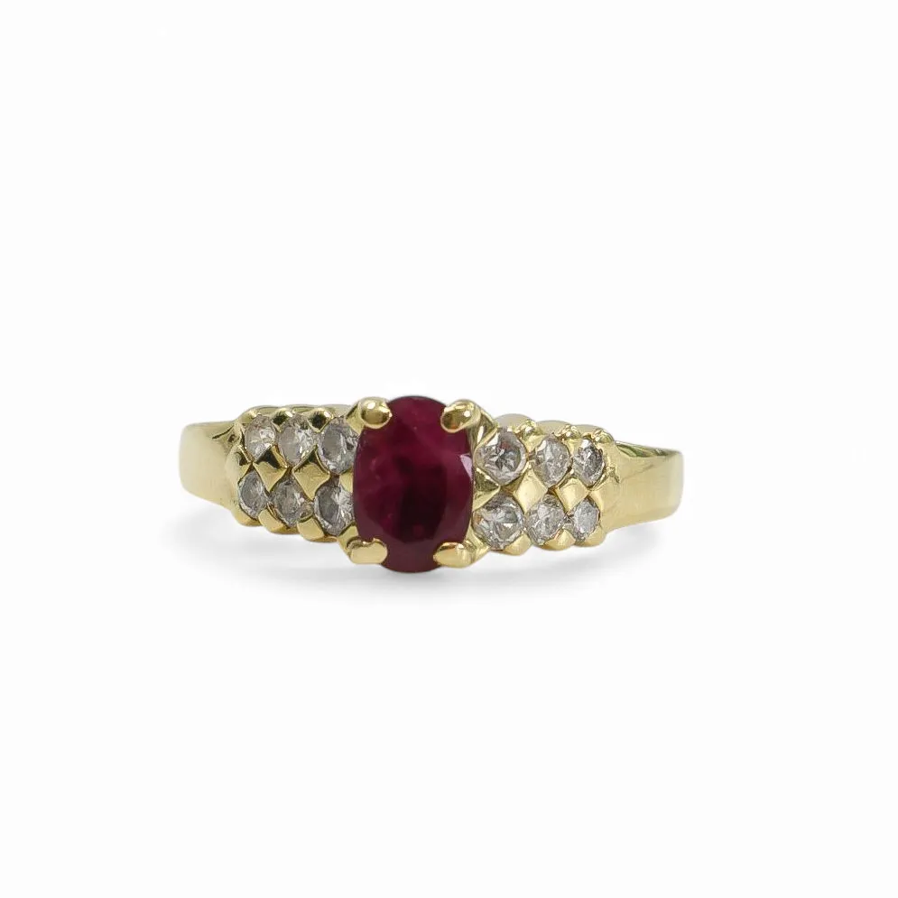 YELLOW GOLD LADY'S RING WITH NATURAL RUBY AND DIAMONDS.