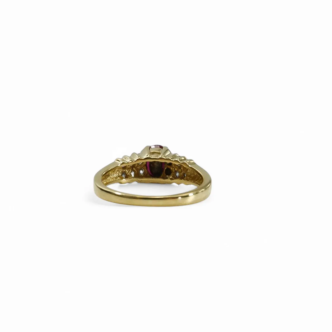 YELLOW GOLD LADY'S RING WITH NATURAL RUBY AND DIAMONDS.