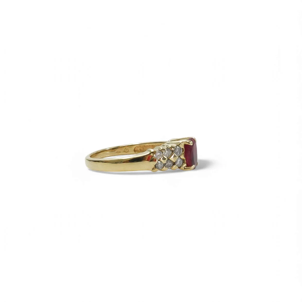 YELLOW GOLD LADY'S RING WITH NATURAL RUBY AND DIAMONDS.